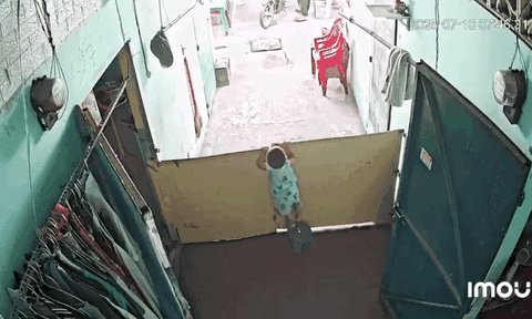 Clip: Thấy ba đi làm, bé trai chạy theo nói chỉ 3 từ mà ai cũng thấy thương