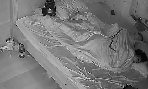 Clip: Người phụ nữ ngủ say, camera phòng ngủ ghi lại cảnh đáng sợ