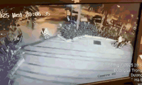 Clip: Camera ghi lại khoảnh khắc ô tô điên tông liên hoàn ở Hà Nội, 1 người tử vong