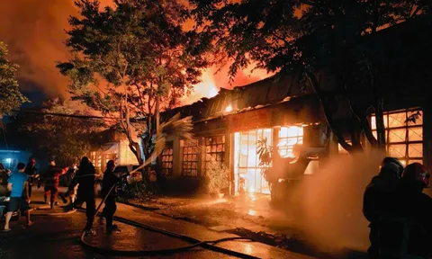 Cháy nhà kho rộng 1.700m2 tại Hà Nội