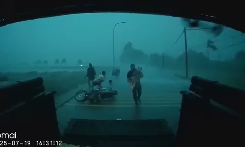Clip tài xế xe bán tải giúp người phụ nữ cùng 5 bé nhỏ giữa cơn dông gây xúc động