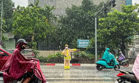CSGT Hà Nội khuyến cáo người dân hạn chế ra đường đề phòng mưa, bão
