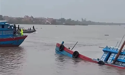 Lật tàu chở 9 người ở Quảng Ninh