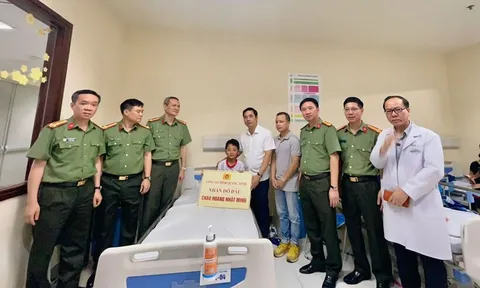Công an Quảng Ninh nhận đỡ đầu bé trai sống sót vụ lật tàu trên vịnh Hạ Long
