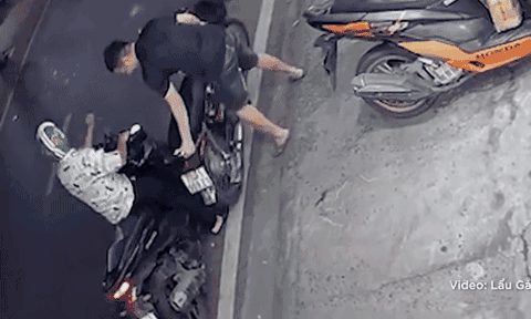Clip: Người đàn ông nhiều lần đạp ngã xe của shipper và cái kết khiến ai cũng hả hê