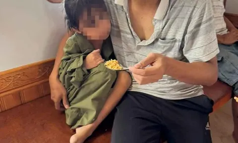 2 bố con Nghệ An bị sóng cuốn mất tích, được cứu sống sau 1 đêm lênh đênh trên biển