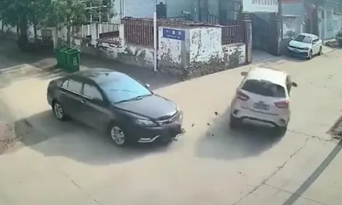 Clip: "Dở khóc dở cười" hai ôtô va chạm tại ngã tư, một xe lao thẳng vào nhà dân