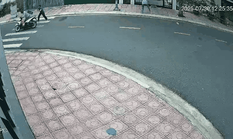 Clip: Chủ nhà giằng co rồi bất lực nhìn tên trộm xe máy tẩu thoát