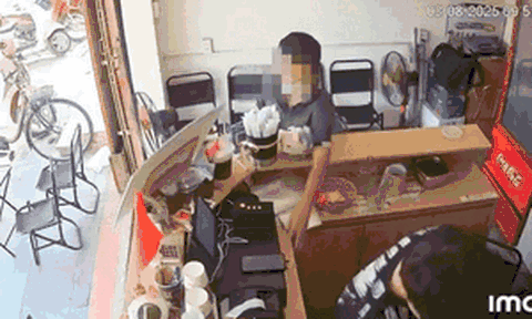 Clip: Nam nhân viên quán nước mất điện thoại, xem lại camera mà sững sờ