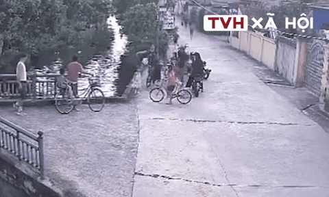 Clip: Thót tim cảnh 2 bé trai đạp xe rơi xuống mương, một bé trai kịp lên bờ gọi người cứu bạn