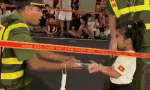 Clip: Bé gái mang chai nước tặng nam chiến sĩ làm nhiệm vụ bảo vệ A80 lan toả niềm tự hào