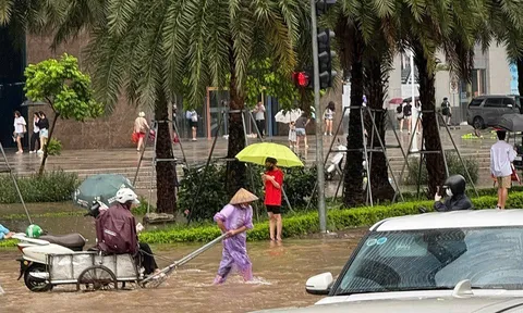 Nhiều tuyến phố Hà Nội ngập sâu sau mưa lớn, loạt dịch vụ “ăn theo” kiếm cả triệu đồng