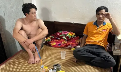 Kiểm tra phòng trọ, Công an Hà Nội bắt quả tang hành vi đáng xấu hổ của 2 thanh niên