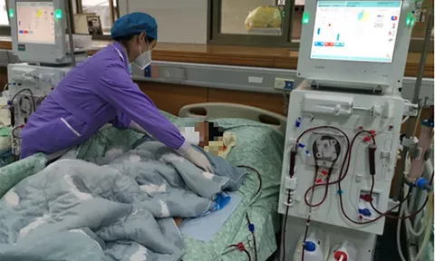 Cô gái 29 tuổi suy thận, phải lọc máu liên tục sau khi ăn mì để trong tủ lạnh