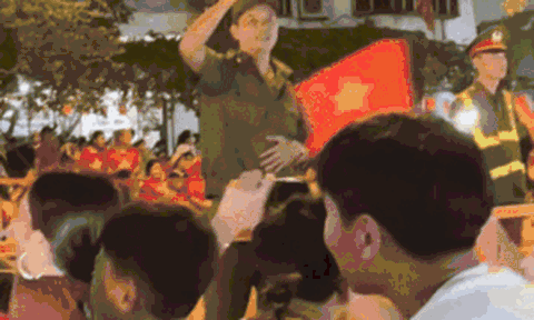 Không khí tưng bừng khắp nẻo đường Hà Nội trước giờ G: Đã quá Tổ quốc ơi!