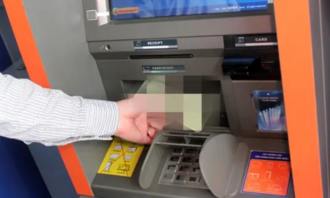 Đi rút tiền thấy số tiền lớn ở khe nhận cây ATM, người đàn ông có hành động bất ngờ