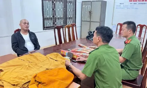 Cho thanh niên lạ mặt vào nhà thắp nhang, cô gái không ngờ kết cục nhận được