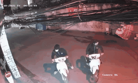 Clip: Trộm xe máy manh động tại phường Từ Liêm, Hà Nội
