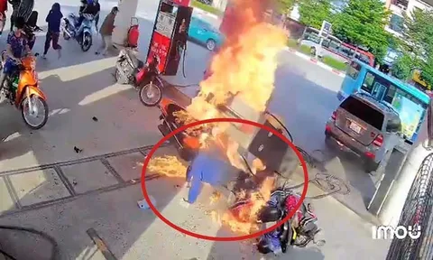 Hà Nội: Tài xế ô tô Mercedes lùi trúng trụ bơm xăng gây cháy nổ lớn