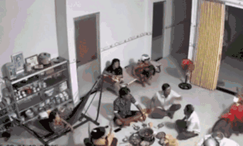 Cả nhà đang ăn tối liền hoảng loạn la hét, xem clip ai nấy mới hiểu lý do