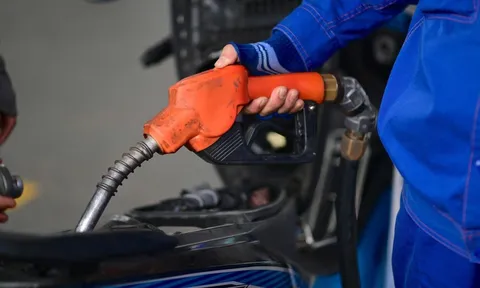 Giá xăng dầu hôm nay 6/12: Tiếp tục tăng mạnh