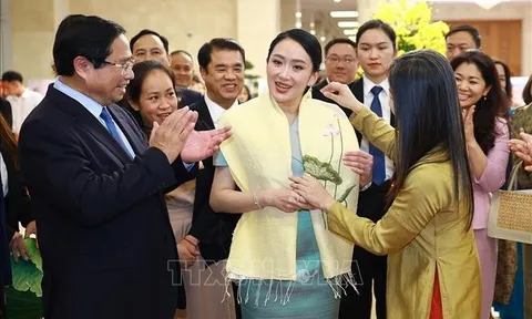 Thủ tướng Phạm Minh Chính và Thủ tướng Thái Lan thưởng lãm các sản phẩm thủ công Việt Nam