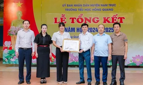 Nữ giáo viên dũng cảm lao xuống sông cứu người được khen thưởng