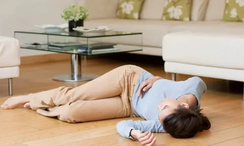 Cô gái đột quỵ sau khi bạn trai hôn vào cổ