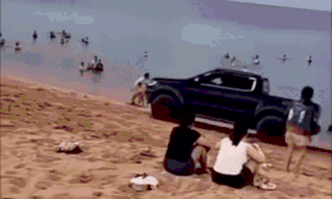 Clip: Xe bán tải chạy ngông nghênh trên bãi biển gây ngán ngẩm