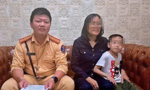 Bé trai khóc giữa phố, CSGT lần ra tung tích từ manh mối bất ngờ