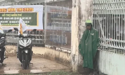 Video: Khoảnh khắc cha đợi con thi tốt nghiệp THPT giữa cơn mưa tầm tã gây xúc động