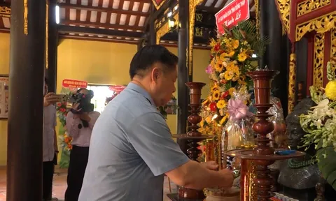 Trưởng Ban Tuyên giáo và Dân vận Trung ương viếng Đền thờ liệt sĩ Gò Công