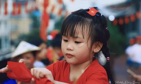 Hoà bình đẹp lắm: Trẻ thơ xuống phố, ngắm nhìn Tổ quốc trong vòng tay cha mẹ