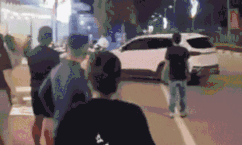 Clip: Tài xế ô tô lái xe tông thẳng quán nhậu sau mâu thuẫn, 1 người không liên quan tử vong