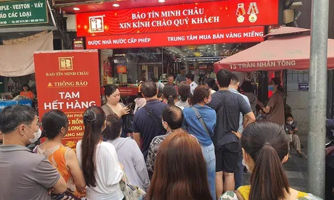Giá vàng ngày 17/10: Chợ đen "vọt lên" 180 triệu đồng/lượng, "nghề mới nổi" trước tiệm vàng kiếm tiền dễ dàng