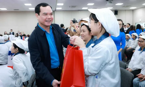 Người lao động thu nhập thấp dự kiến được nhận 1,3 triệu đồng quà Tết của Công đoàn