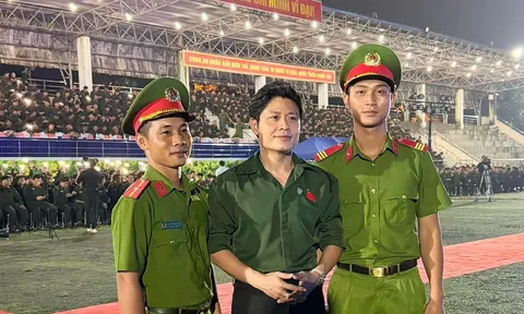 Hình ảnh của nhạc sĩ Nguyễn Văn Chung đang khiến mạng xã hội 'dậy sóng'