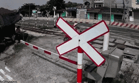 Xe đạp điện bị nghiền nát trên đường ray, người phụ nữ thoát khỏi "cửa tử" trong gang tấc