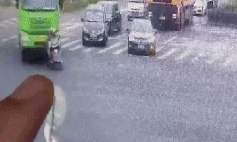 Điều khiển xe máy 'dắt mũi' xe tải, hai người bị nuốt trọn vào gầm nhưng hình ảnh cuối cùng mới là điều bất ngờ