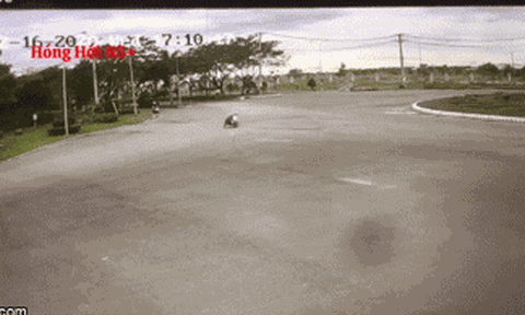 Cú trượt dài đau thương của "racing boy" và màn rượt đuổi tìm lại xe máy