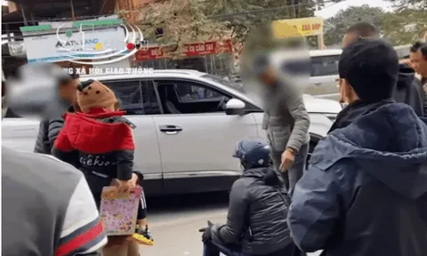 Chạy ẩu khiến bà cô ngã sõng soài, tài xế người Hàn tỏ vẻ khó chịu liền bị người dân 'quây' tại chỗ