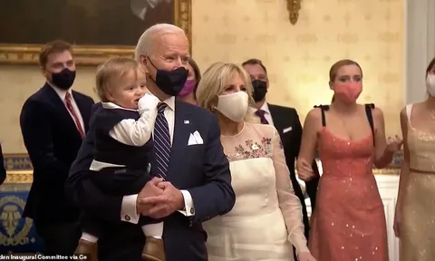 Clip: Tổng thống Joe Biden bế cháu trai nhảy theo nhạc tại Nhà Trắng
