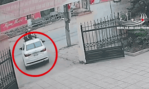 Mazda mới cứng vọt ga lao vào cột điện, đoạn camera khiến tất cả thốt lên 'còn may chán'