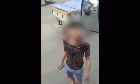 Clip: Tài xế vừa thốt lên một câu, nam thanh niên liền dùng gạch ném vỡ kính xe tải