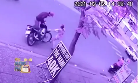Clip: Liều lĩnh lao ra đường chặn kẻ trộm xe máy, cô gái suýt bị tấn công nhưng thoát nạn trong gang tấc