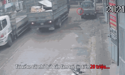 Clip: Tài xế đánh rơi cọc tiền 20 triệu, phụ xe phía sau nhảy xuống nhặt rồi rời đi