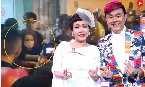 Dân mạng nghẹn ngào clip Việt Hương ngã gục không đi nổi sau khi viếng Chí Tài, bảo vệ phải dìu ra xe