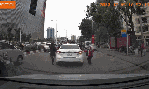 Clip: Đỗ xe giữa đường Hà Nội đông đúc rồi chạy đi đón con nhỏ, nữ tài xế khiến dân tình ngán ngẩm