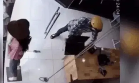 Clip: Xông vào cửa hàng xịt hơi cay vào mặt nhân viên, tên cướp giật phăng laptop bỏ chạy trong 10 giây