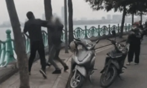 Đánh ghen cực căng ở Hồ Tây: Chồng thuê xe ôm bắt tại trận vợ cùng nhân tình, lao vào phang tình địch tới tấp